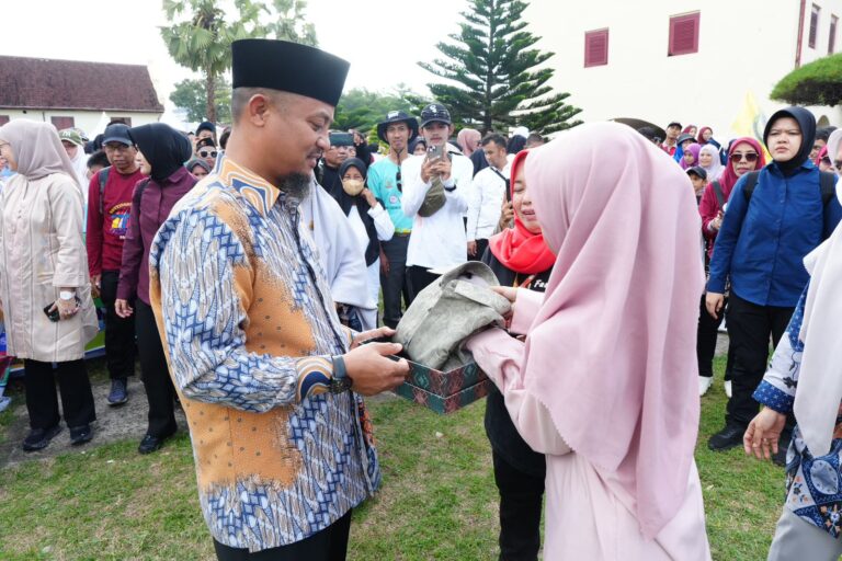 Gubernur Andi Sudirman Berikan Bantuan Rp1 Juta Per Siswa SLB di Sulsel
