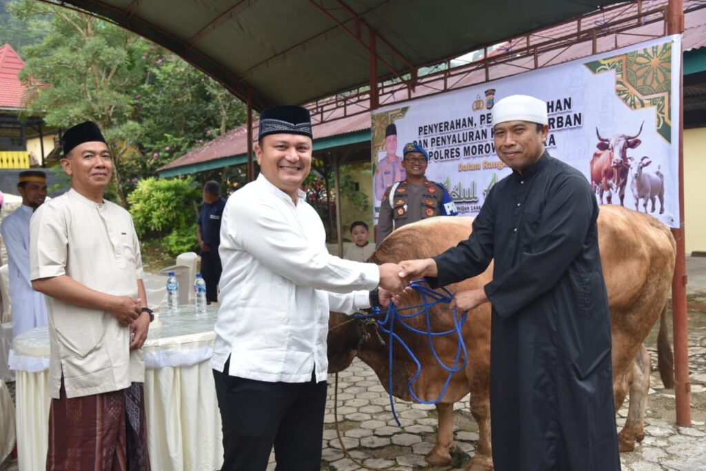Berbagi Keberkahan Idul Adha, Polres Morowali Utara Bagikan Daging Qurban