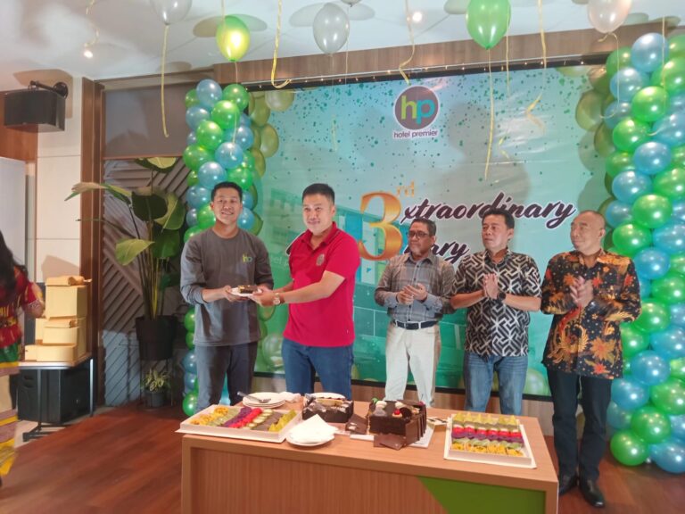 Owner Hotel Premier Ikut Hadir Merayakan HUT Hotel Premier Makassar ke-3