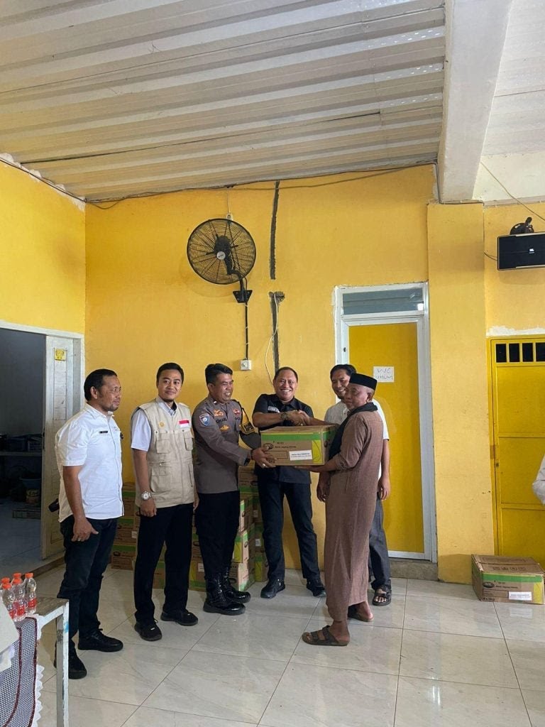 Anggota DPRD Sulsel Lukman B Kady Serahkan Bantuan Benih Jagung di Takalar