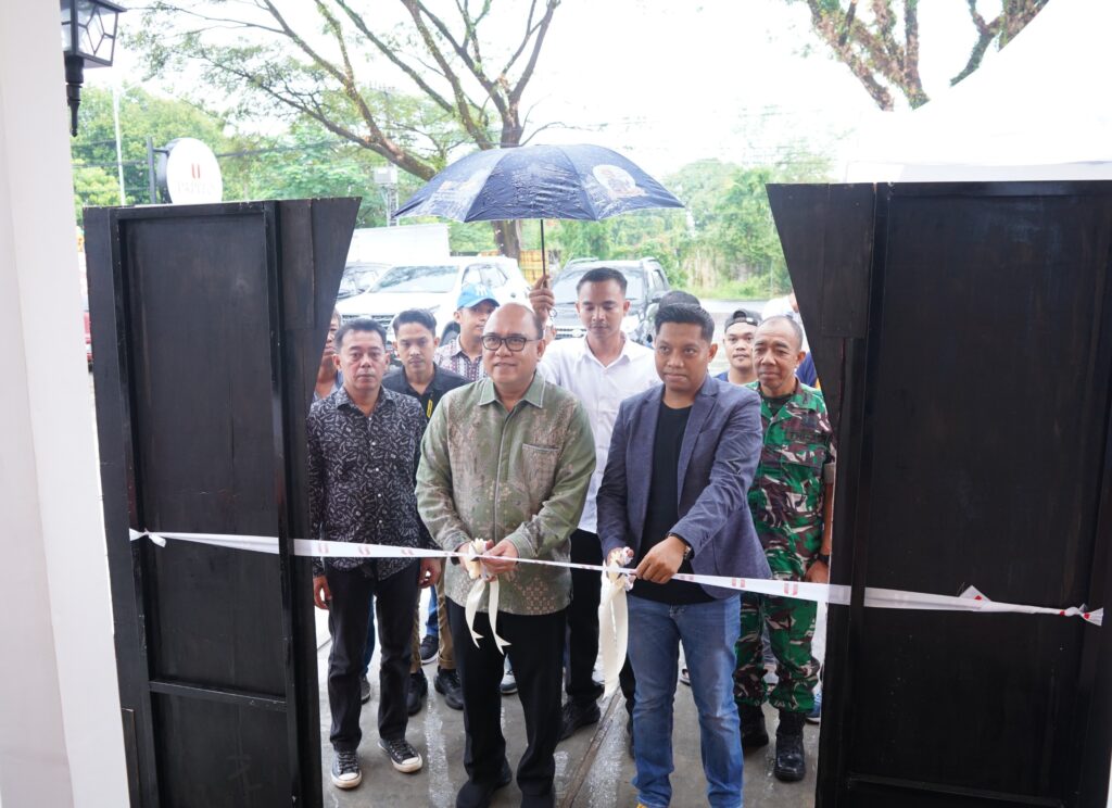 Camat Biringkanaya Dampingi Kadis PM PTSP Makassar Resmikan Cafe Papito