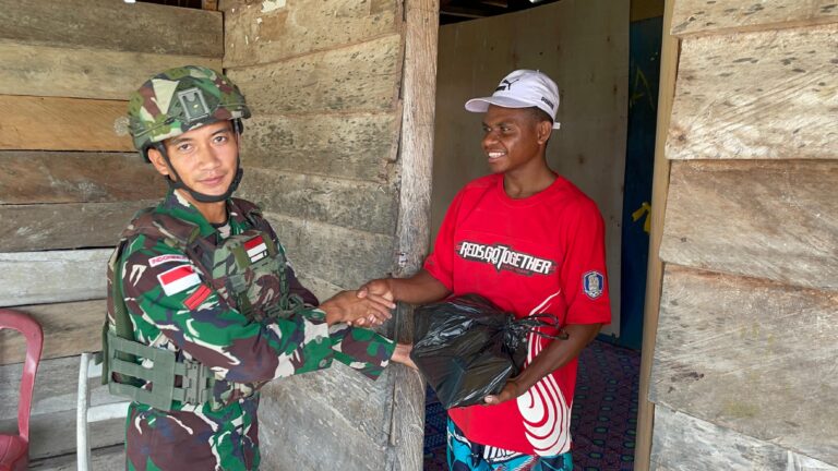 Satgas Yonif 642/Kapuas Pos Kamundan Berbagi Sembako untuk Warga dan Anak-anak Papua