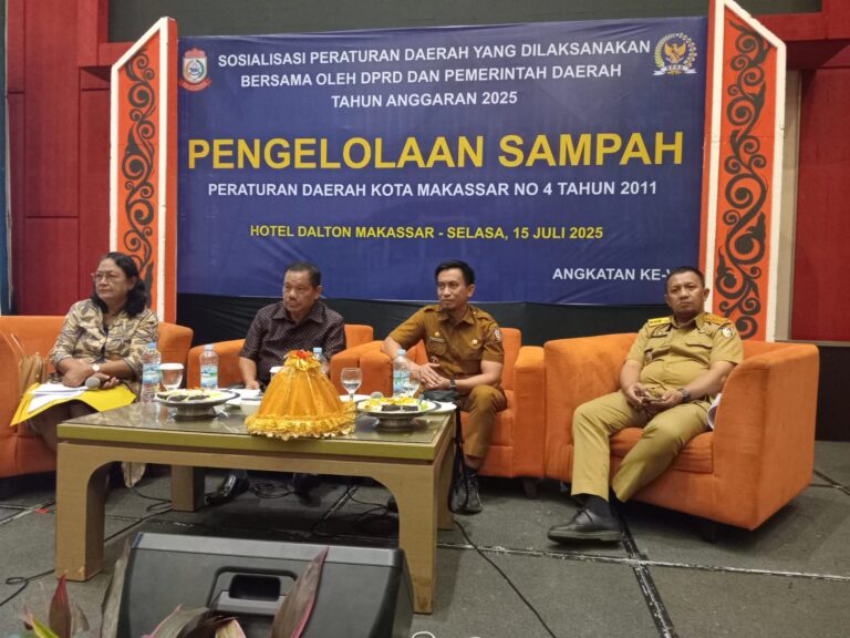 Aleg DPRD Makassar Yulius Patandianan Gelar Sosper Pengelolaan Sampah