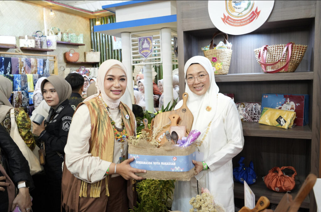 Booth Dekranasda Makassar Ramai Pengunjung