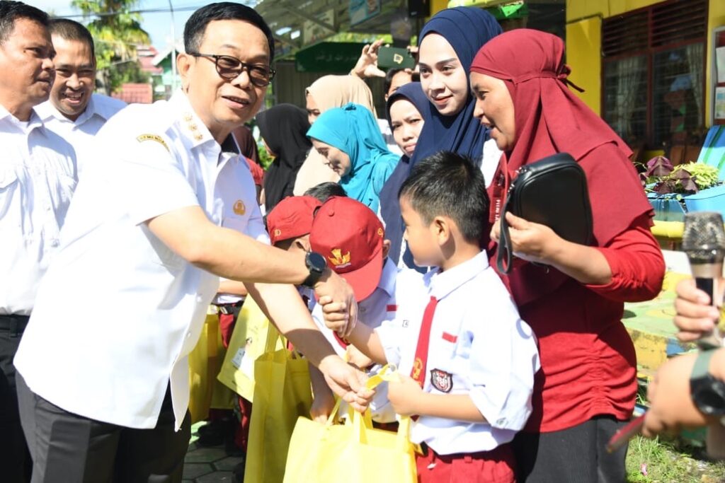 Bupati Soppeng Serahkan Langsung Seragam Sekolah Gratis