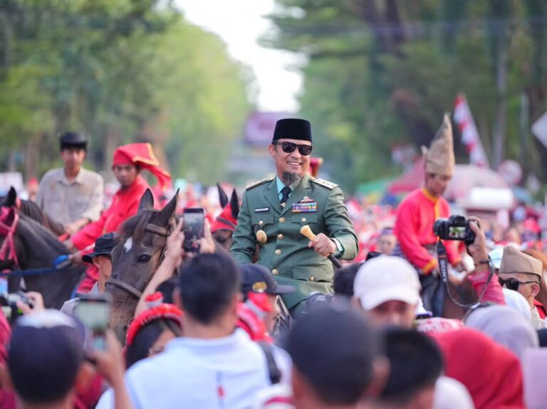 Pakai Kostum Ala Bung Karno, Gubernur Sulsel Lepas Puluhan Ribu Peserta Jalan Sehat