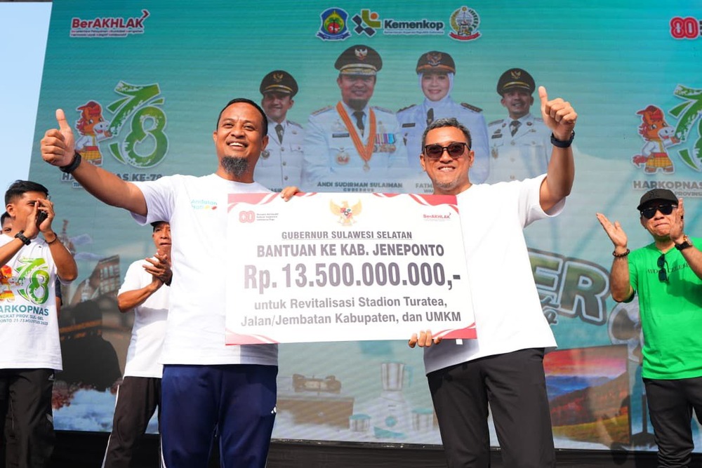 Gubernur Sulsel Serahkan Rp13,5 M untuk Pembangunan di Jeneponto