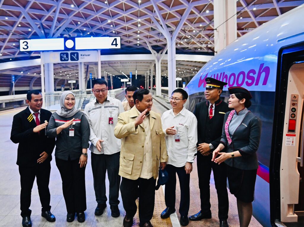 Presiden Prabowo Pilih Kereta Cepat Whoosh Bersama Masyarakat ke Bandung