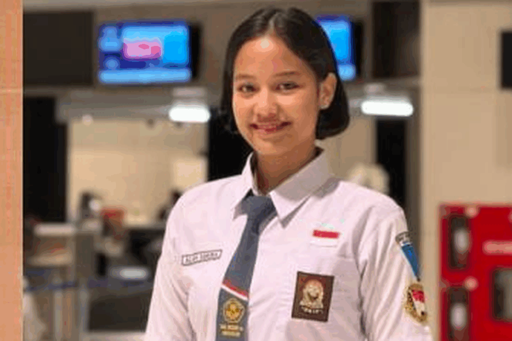 Siswi SMAN 14 Makassar Aliah Sakira Paskibraka Pembawa Baki Upacara Penurunan Bendera di Istana Merdeka