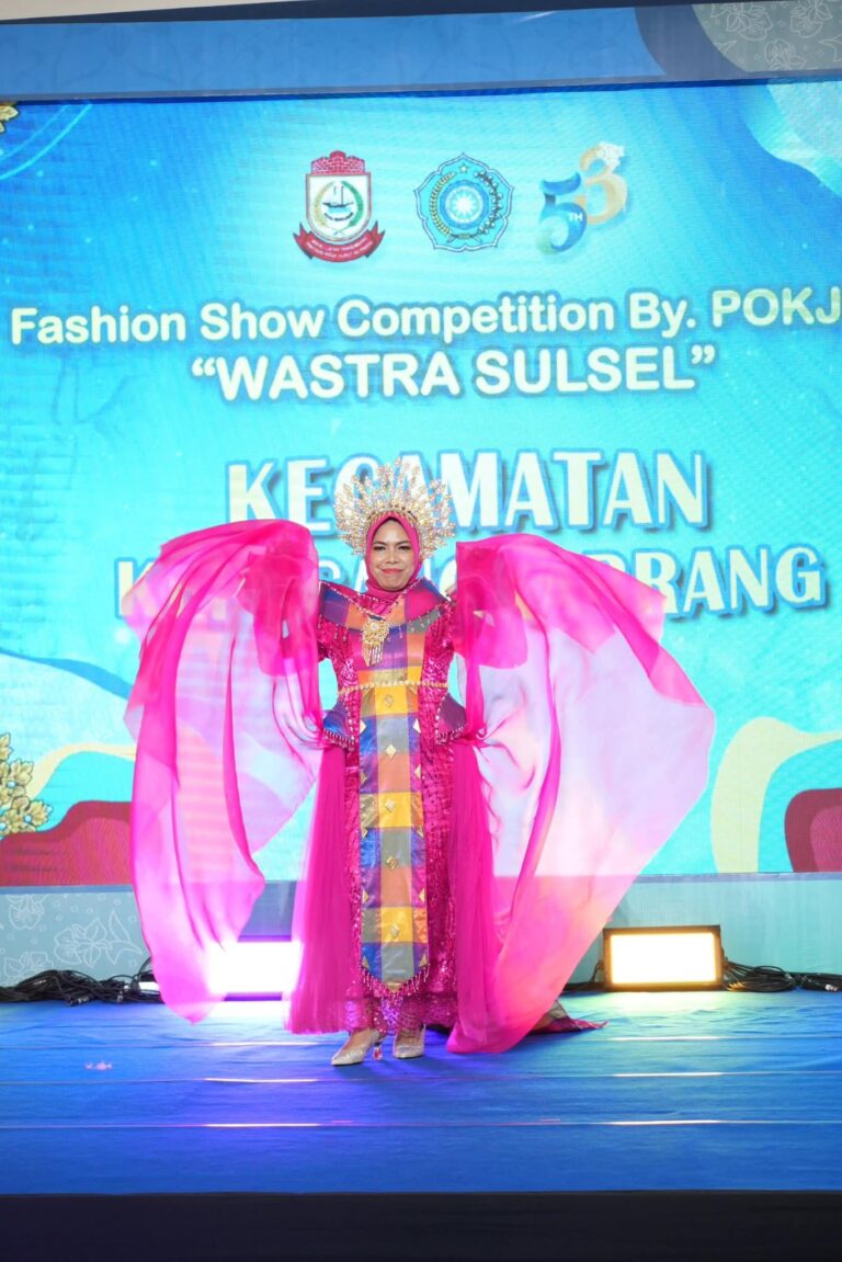 Ketua TP-PKK Kecamatan Kepulauan Sangkarrang Juara Favorit Fashion Show Gebyar PKK Kota Makassar