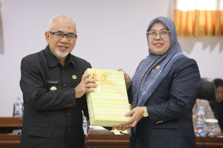 Wabup Bantaeng Sahabuddin Serahkan Rancangan Perubahan KUA – PPAS Tahun Anggaran 2025