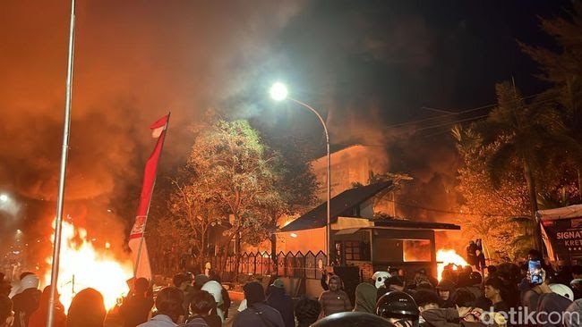 Usai Bakar Pos Polisi, Massa Bakar Kendaraan dan Gedung DPRD Makassar