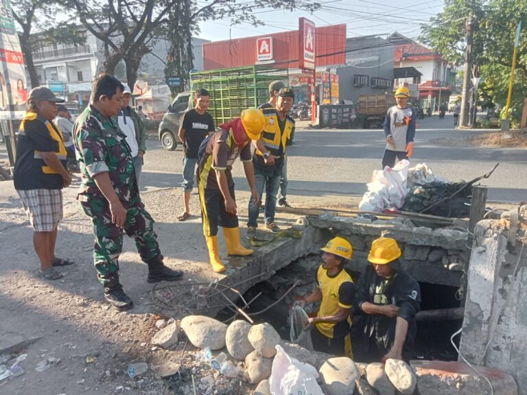 Satgas Drainase PU Kota Makassar Laksanakan Pengerukan Sedimen di BTP
