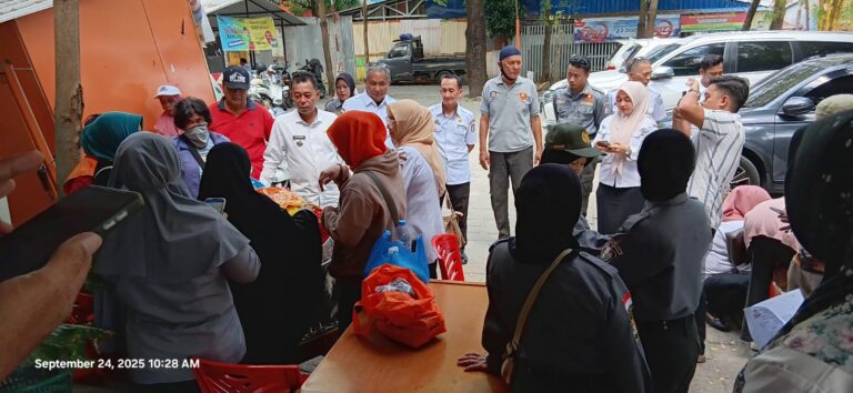 Camat Biringkanaya Pantau Pasar Murah di Pelataran Kantor Lurah Bakung