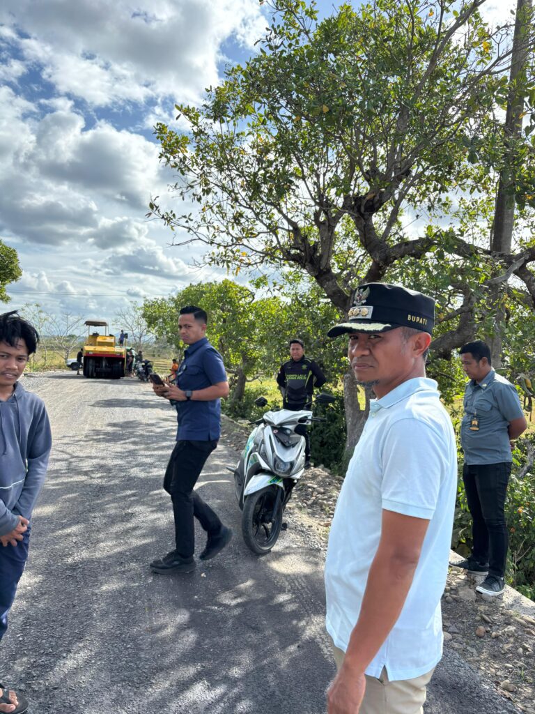 Bupati Bone Tinjau Langsung Progres Pengaspalan Jalan Desa Binuang
