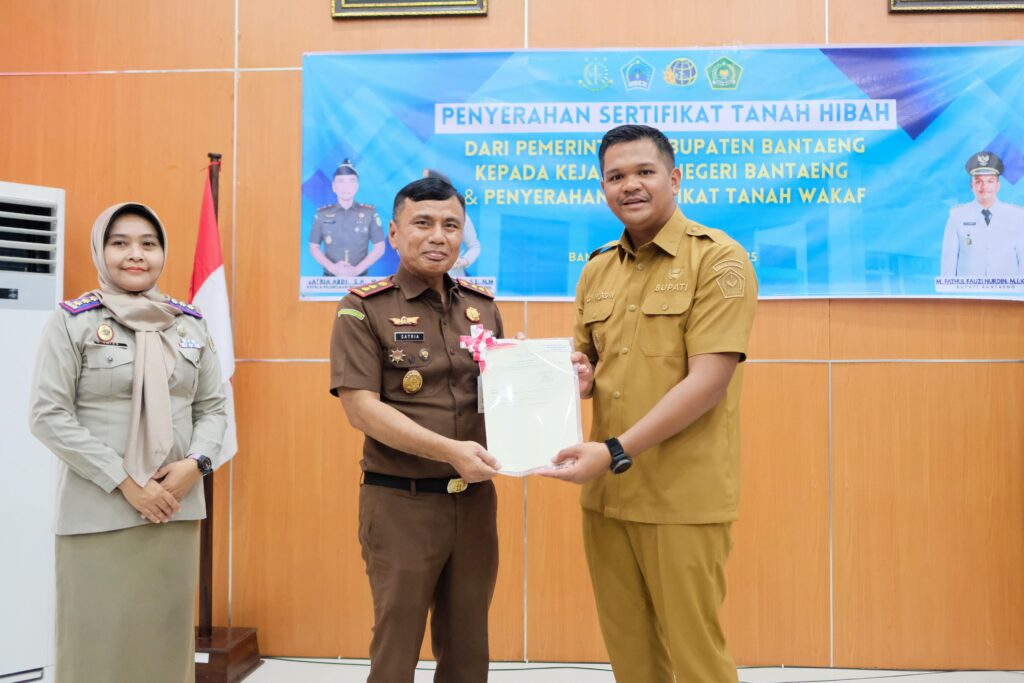 Bupati Bantaeng Serahkan Sertifikat Tanah Hibah ke Kajari Bantaeng