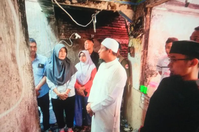 Gubernur Sulsel Serahkan Bantuan Korban Kebakaran