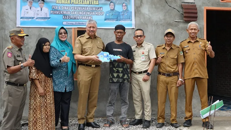 Pemerintah Kabupaten Pinrang Serahkan Bantuan Rumah untuk Warga Kurang Mampu