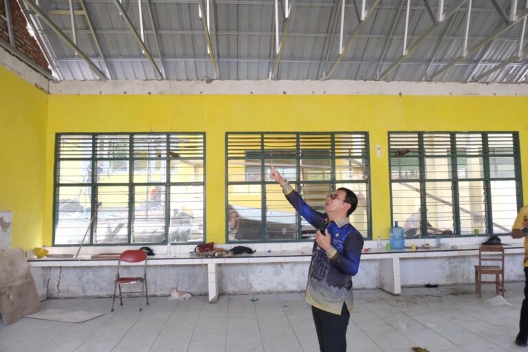 Bupati Soppeng Tinjau Rehabilitasi Ruang Kelas SDN 17 Bila dan SMP Muhammadiyah