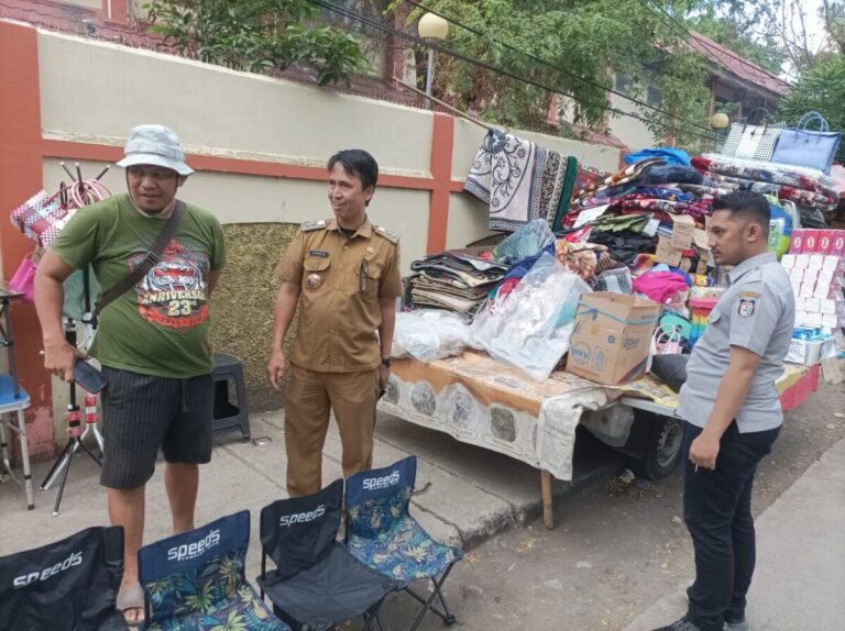Lurah Buntusu Pimpin Penertiban PKL di Jalan Poros BTP