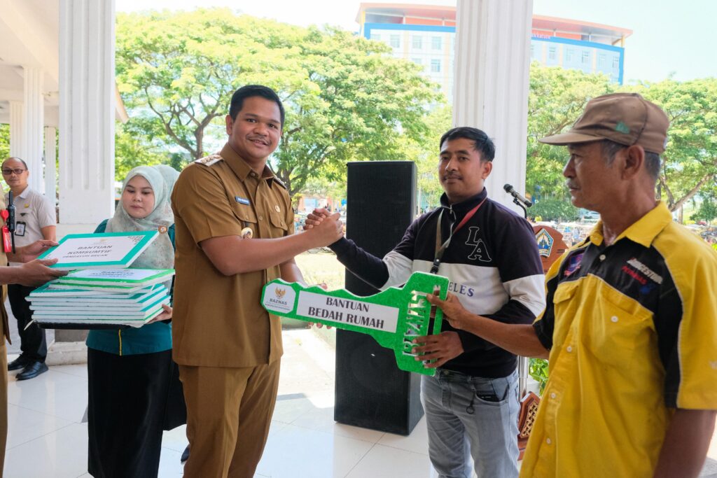 Bupati Bantaeng Salurkan Bantuan ZIS kepada Mustahik dan Berikan Penghargaan kepada UPZ Terbaik
