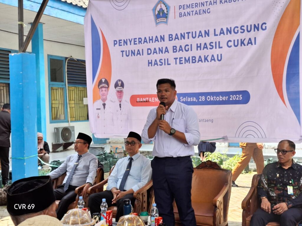 Bupati Bantaeng Serahkan BLT Kepada Warga Penerima Manfaat