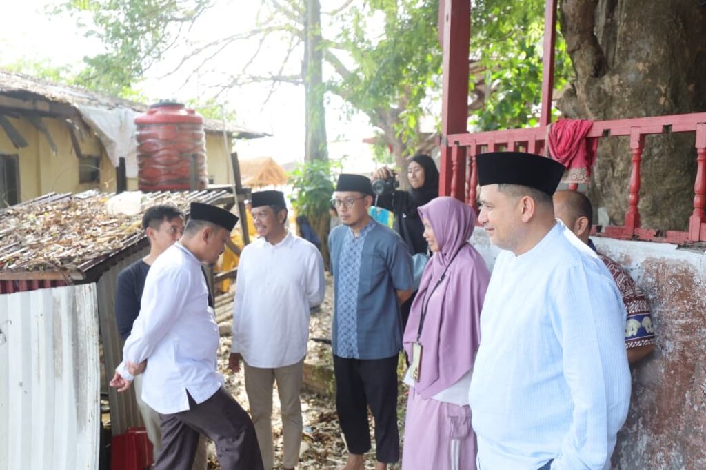 Di Pulau Samalona, Wali Kota Makassar Munafri Pimpin Gerakan Jumat Bersih dan Bagi Sembako