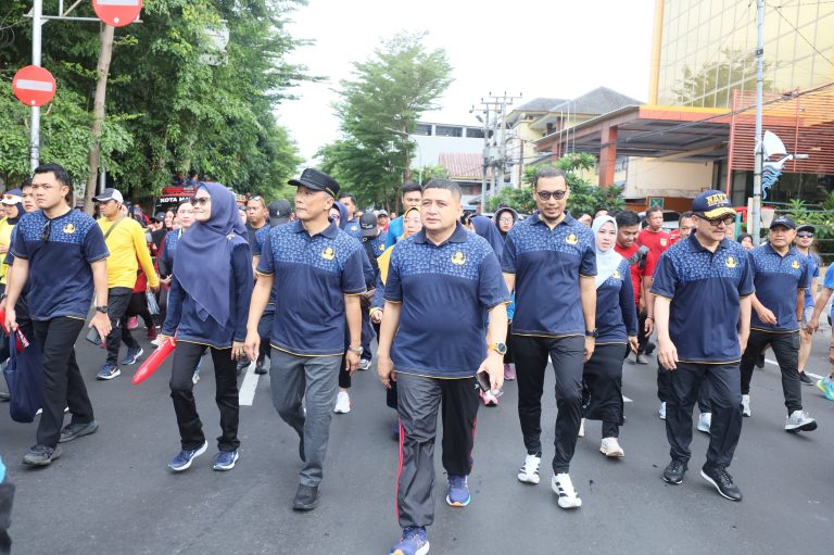 Sambut HUT Kota Makassar, Munafri – Aliyah Ikut Jalan Sehat Bersama Ribuan Warga