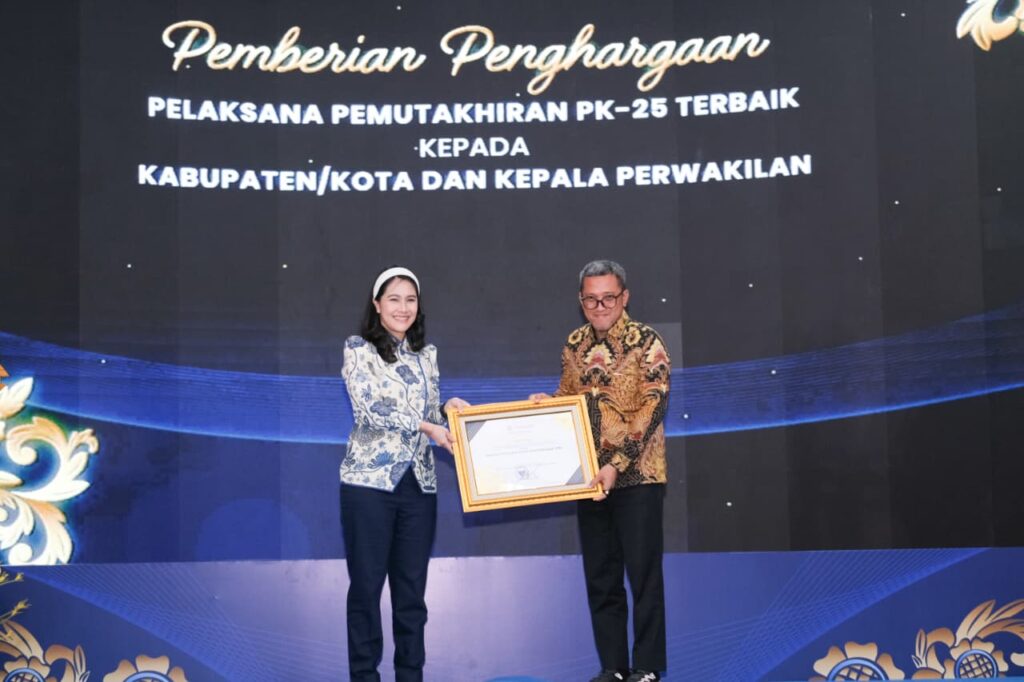 Bupati Jeneponto Raih Penghargaan Nasional Pelaksana Pemutakhiran Pendataan Penduduk Terbaik Tahun 2025. 