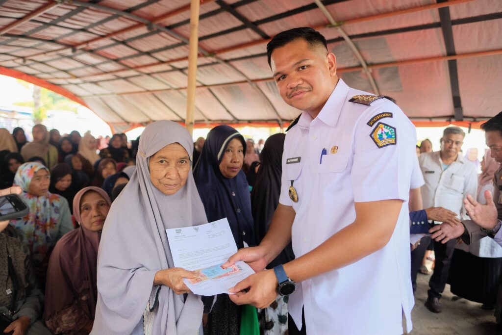 Bupati Bantaeng Uji Nurdin Salurkan Bantuan BLTS Kesra ke Warga Eremerasa