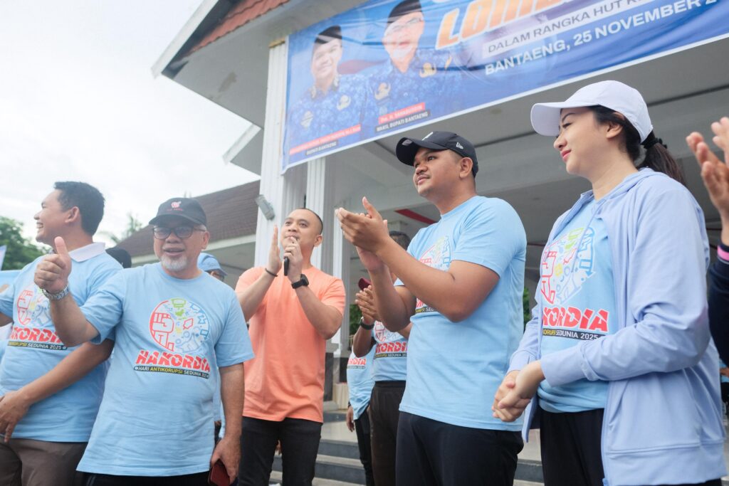 Bupati Bantaeng Lepas Peserta Jalan Santai Peringatan Hari Anti Korupsi Sedunia 2025