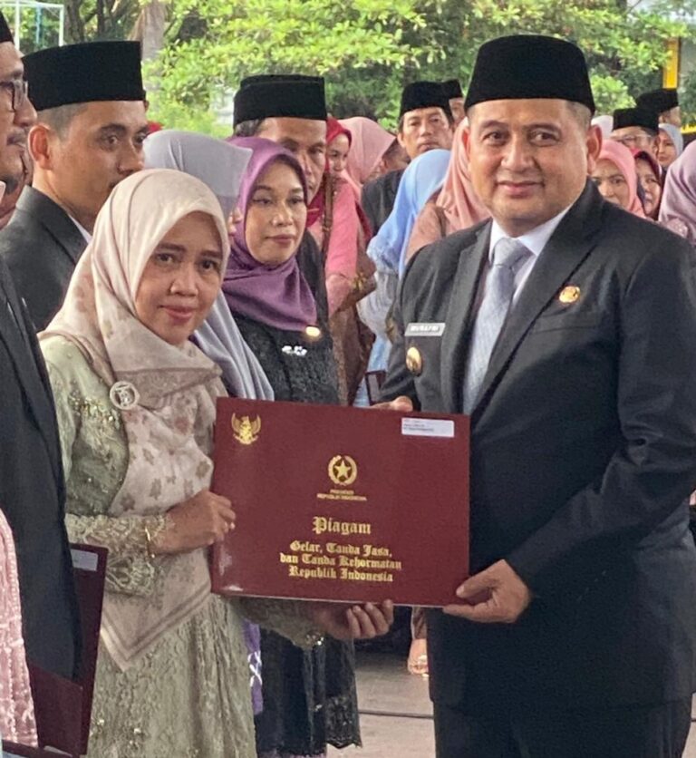 Hajrah Dianugrahi Satyalancana Karya Satya 10 Tahun