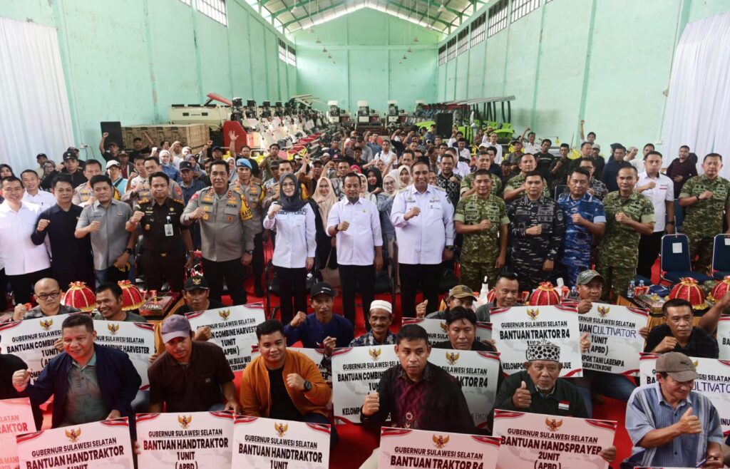 Gubernur Andi Sudirman Serahkan Ribuan Alsintan kepada 812 Koptan Se-Sulsel