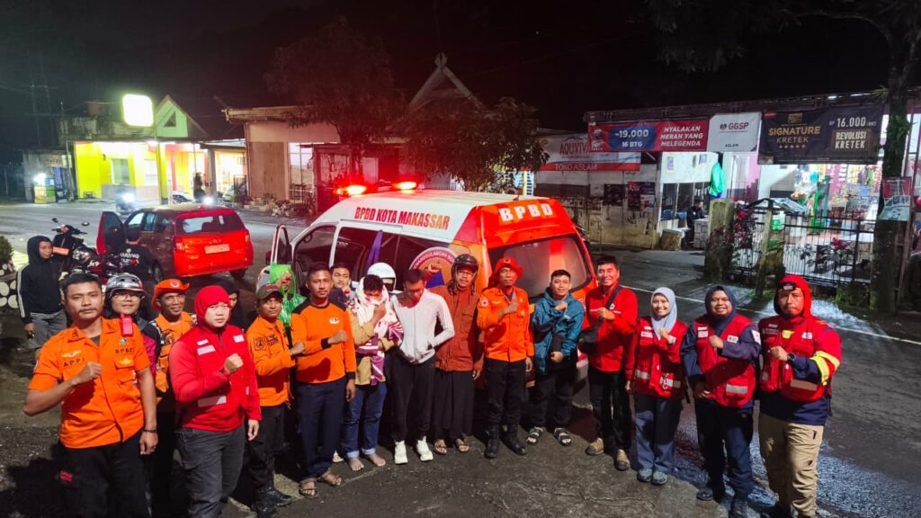 BPBD Makassar Evakuasi 13 Warga Terjebak Banjir di Air Terjun Barayya Gowa