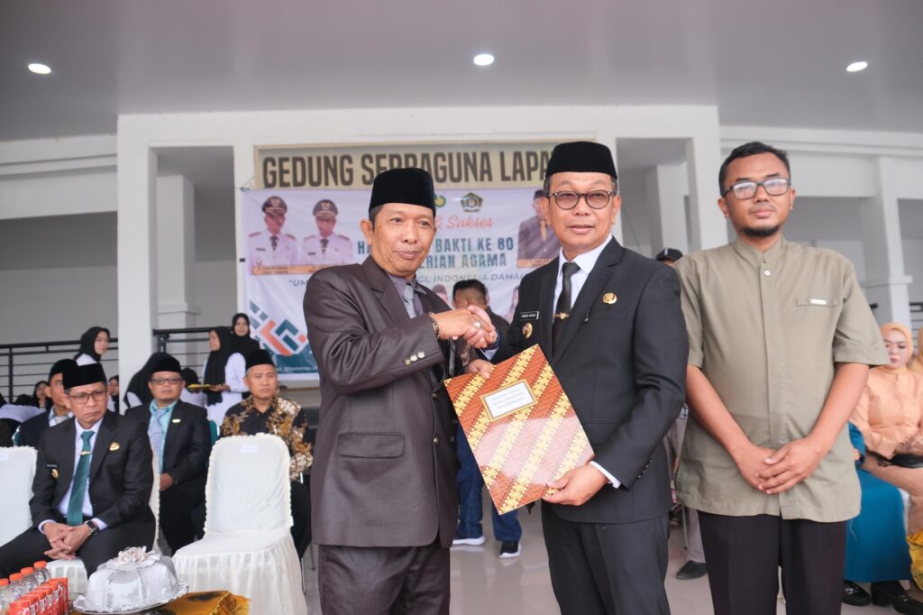 Bupati Soppeng Serahkan Sertifikat Tanah Wakaf Pada Peringatan HAB ke-80 Kementerian Agama