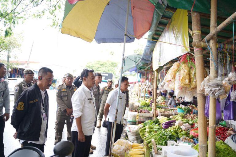 Camat Biringkanaya Turun Langsung Edukasi PKL di Jalan Pajjaiang