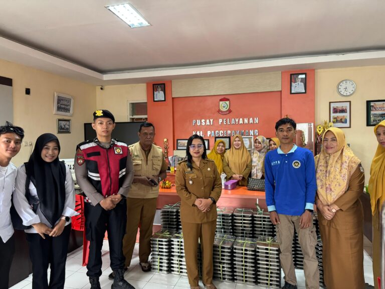 Lurah Paccerakkang Terima Bantuan Kemanusiaan MBG dari Polda Sulsel