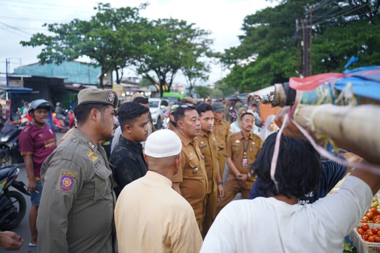 Camat Biringkanaya Pimpin Penertiban PK5 di Jalan Pajjaiang