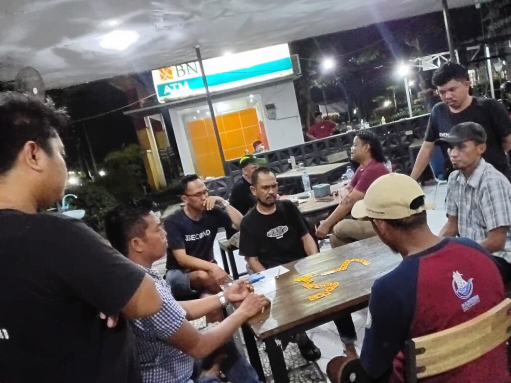 Menang dengan Skor Telak 7 – 0 di Final, Jokowi cs Juara I Turnamen Mini Domino di Instrumen Cafe