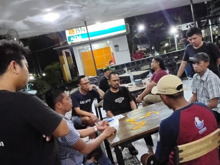 Menang dengan Skor Telak 7 – 0 di Final, Jokowi cs Juara I Turnamen Mini Domino di Instrumen Cafe