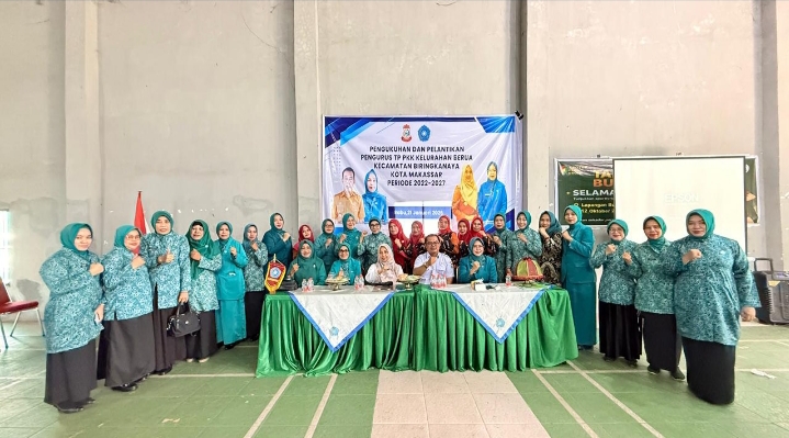 Lurah Andi Suriyanti Kukuhkan Pengurus PKK Kelurahan Berua
