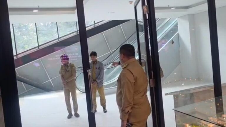 Sidak di MGC, Munafri Geram Dapati Pegawai DPM PTSP Santai dan Merokok Saat Jam Kerja