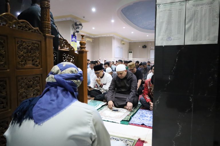 Shalat Subuh di Masjid Darun Naim, Munafri Serukan Ramadhan Bersih, Tertib, dan Khusyuk