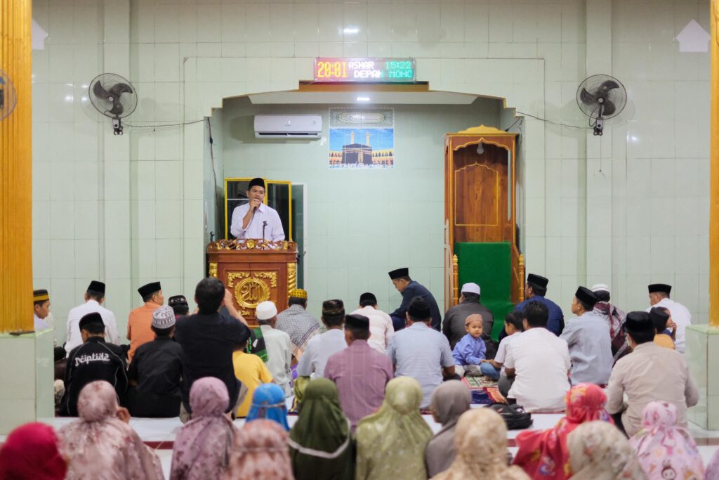 Safari Ramadhan di Bissappu, Bupati dan Wabup Bantaeng Serahkan Bantuan untuk Masjid