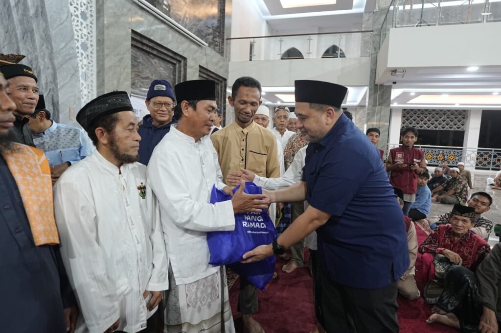Safari Ramadhan di Tamalanrea, Munafri Serahkan Paket Pangan Ramadhan
