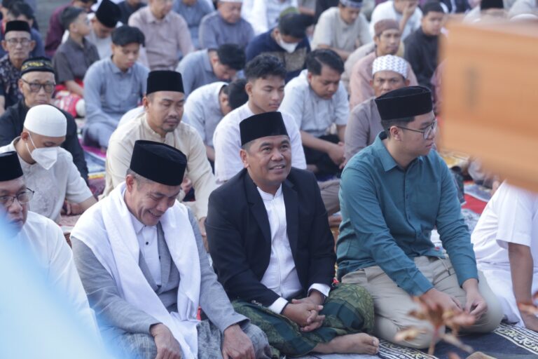 Wakil Ketua DPRD Sulsel Rahman Pina Laksanakan Shalat Idul Fitri di Pelataran Unifa