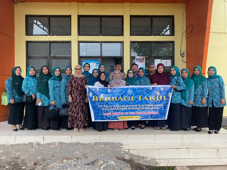 Tim PKK Kelurahan Katimbang Bagikan Takjil di 15 Ramadhan