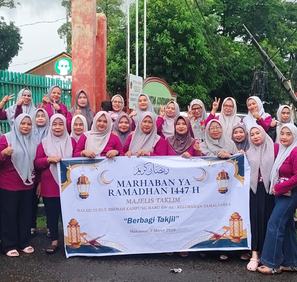 Majelis Taklim Nurul Hikmah Bagikan Takjil di Jalan Perintis Kemerdekaan Makassar