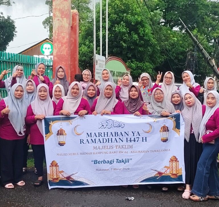 Majelis Taklim Nurul Hikmah Bagikan Takjil di Jalan Perintis Kemerdekaan Makassar