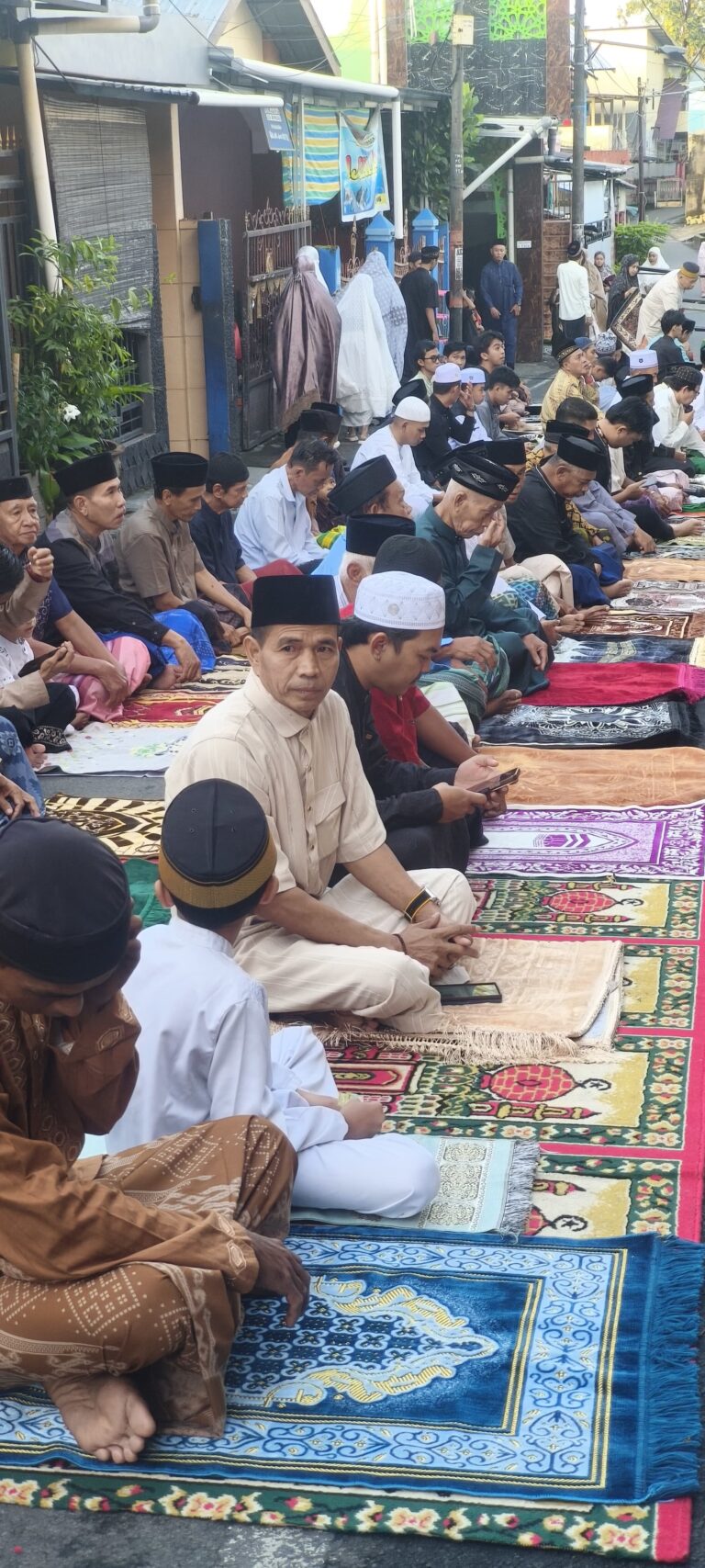Anggota DPRD Makassar Idris Shalat Idul Fitri di Pelataran Masjid Nurul Hikmah Kampung Baru